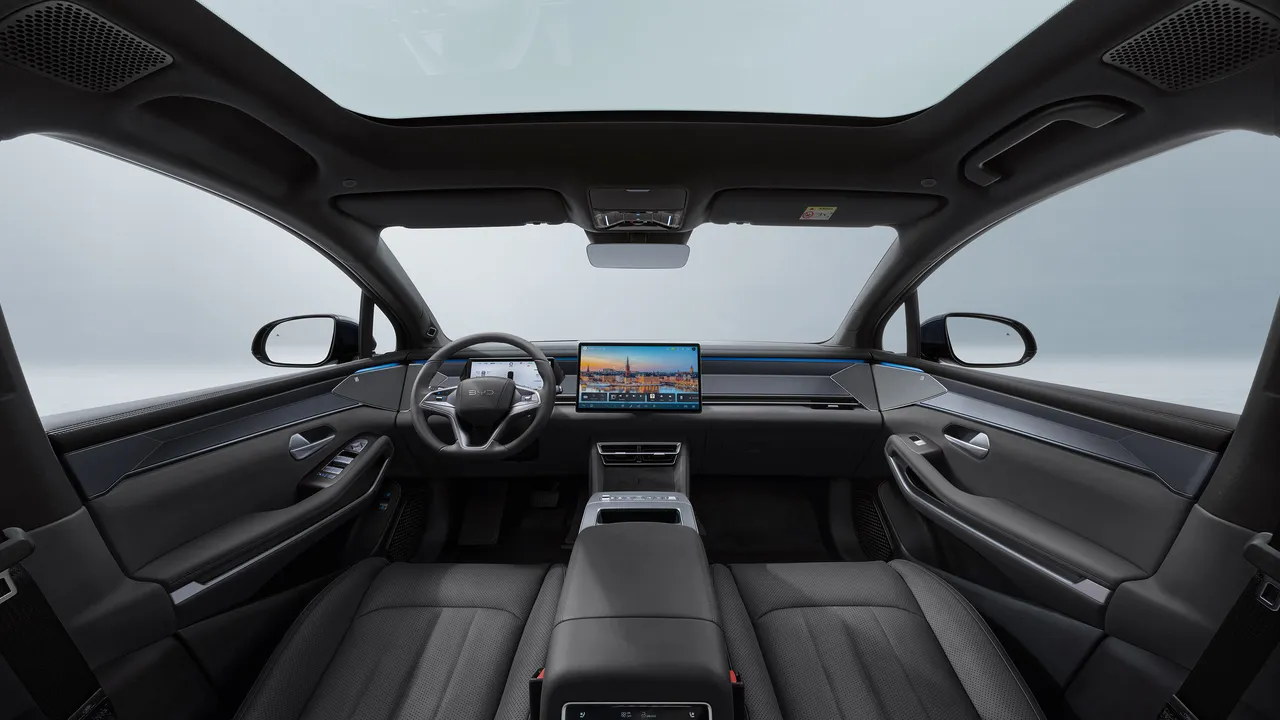 BYD ATTO 8 DM-i — Interior